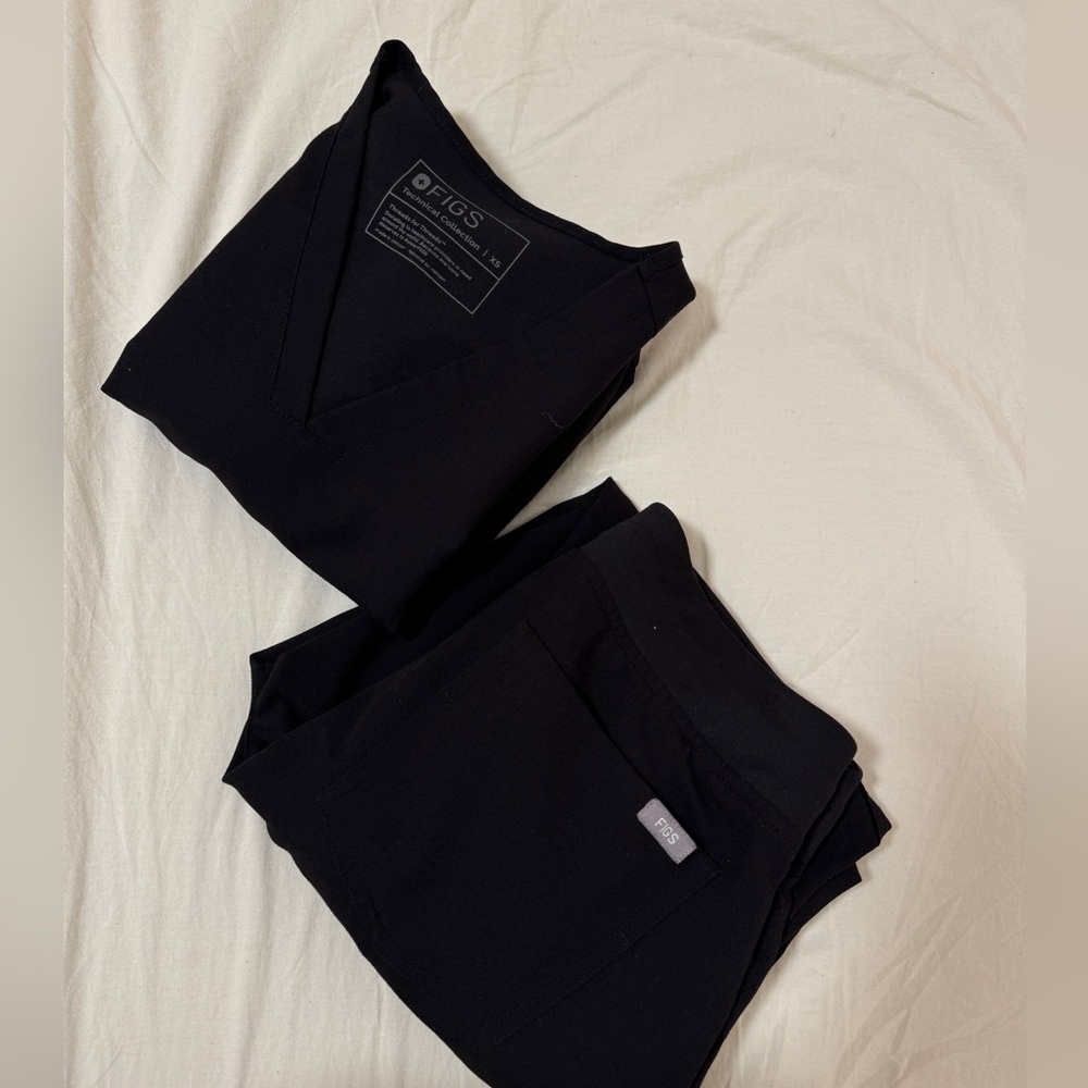 ❌ SOLD FIGS SET- Black
Top: Casma Three Pocket (XS)
Bottom: Zamora Joggers (XSP)